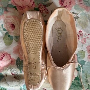 Brand new Grishko 2007 size 6 XX